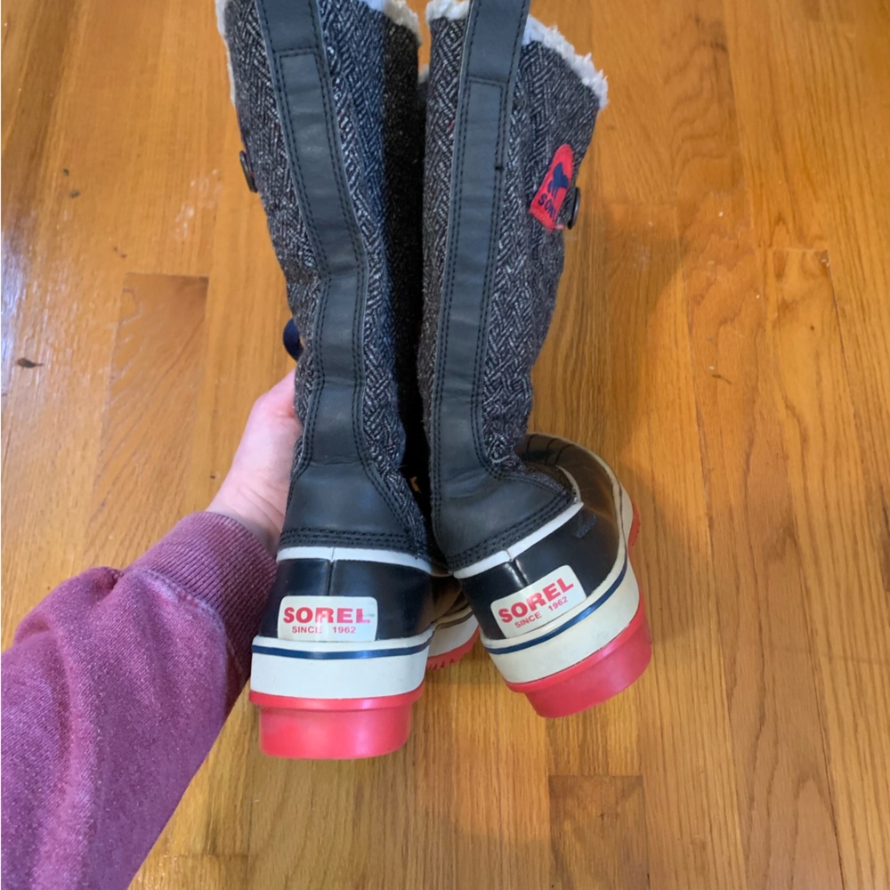 Sorel grey/black boots with red soles and blue laces size 6 - Picture 8 of 10